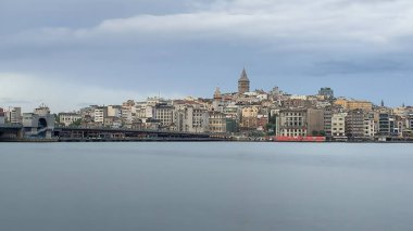 Eminonu, istanbul, Türkiye. 21 Haziran 2022 İstanbul ve Karaköy manzaralı bulutlu hava ve Eminonu kıyı şeridinden sabah erken saatlerde