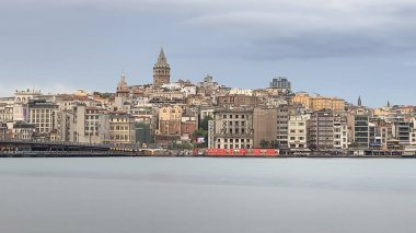 Eminonu, istanbul, Türkiye. 21 Haziran 2022 İstanbul ve Karaköy manzaralı bulutlu hava ve Eminonu kıyı şeridinden sabah erken saatlerde