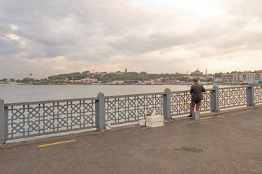 İstanbul, Türkiye. 21 Haziran 2022 Sabah erken saatlerde Galata Köprüsü 'nden İstanbul manzaralı