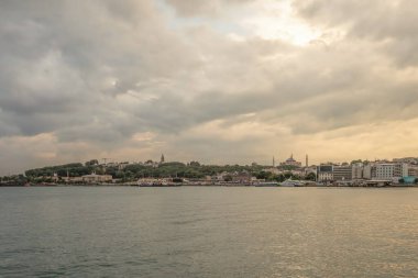 İstanbul, Türkiye. 21 Haziran 2022 Sabah erken saatlerde Galata Köprüsü 'nden İstanbul manzaralı
