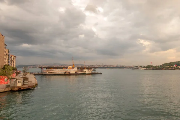 トルコ イスタンブール2022年6月21日早朝のガラタ橋からのイスタンブールの景色 — ストック写真