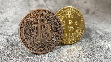İstanbul, Türkiye. 22 Haziran 2022. Finans ve ekonomi için gri zemin üzerindeki Bitcoin paralarını kapat