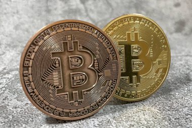 İstanbul, Türkiye. 22 Haziran 2022. Finans ve ekonomi için gri zemin üzerindeki Bitcoin paralarını kapat