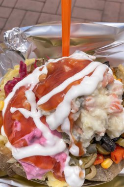 Hazır soslu ve süslemeli hazır kumpir.