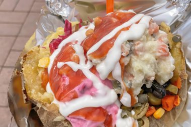 Hazır soslu ve süslemeli hazır kumpir.