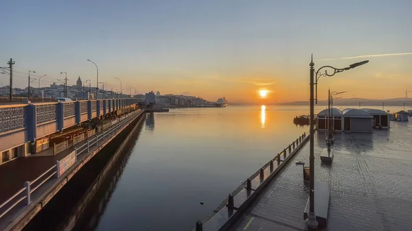 Istanbul Turkey June 2022 이스탄불에서 태양이 이스탄불의 갈라타 다리에서 내려다본 — 스톡 사진