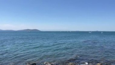 Temmuz 'un erken saatlerinde ve İstanbul' da 3 Temmuz 2022 Marmara deniz manzarası ve yelkencilik yarışları.