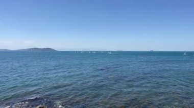 Temmuz 'un erken saatlerinde ve İstanbul' da 3 Temmuz 2022 Marmara deniz manzarası ve yelkencilik yarışları.