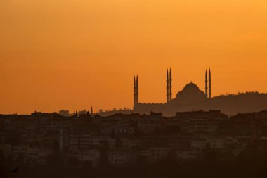 İstanbul 'da gündoğumu ve cami silueti