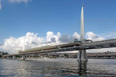 Persembepazari, Karakoy, İstanbul, Türkiye. 13 Temmuz 2022 Karakol Persembe Pazari kıyı şeridi. Haliç ve İstanbul, tarihi ve modern yapılarıyla kıyı şeridinden eski şehir manzarası.