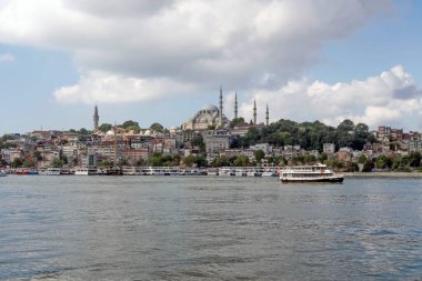 Persembepazari, Karakoy, İstanbul, Türkiye. 13 Temmuz 2022 Karakol Persembe Pazari kıyı şeridi. Haliç ve İstanbul, tarihi ve modern yapılarıyla kıyı şeridinden eski şehir manzarası.