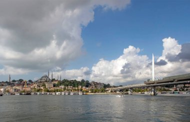 Persembepazari, Karakoy, İstanbul, Türkiye. 13 Temmuz 2022 Karakol Persembe Pazari kıyı şeridi. Haliç ve İstanbul, tarihi ve modern yapılarıyla kıyı şeridinden eski şehir manzarası.