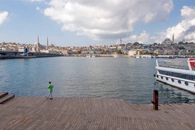 Persembepazari, Karakoy, İstanbul, Türkiye. 13 Temmuz 2022 Karakol Persembe Pazari kıyı şeridi. Haliç ve İstanbul, tarihi ve modern yapılarıyla kıyı şeridinden eski şehir manzarası.