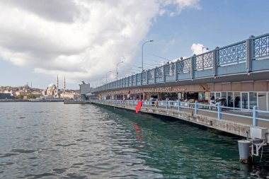 Karaköy, İstanbul, Türkiye. 14 Temmuz 2022 İstanbul eski şehir manzarası Temmuz ve yaz sezonunda gezgin ve turistler için Karaköy Meydanı 'ndan.