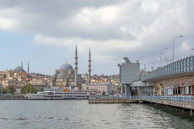 Karaköy, İstanbul, Türkiye. 14 Temmuz 2022 İstanbul eski şehir manzarası Temmuz ve yaz sezonunda gezgin ve turistler için Karaköy Meydanı 'ndan.