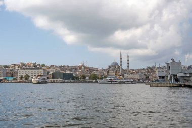Karaköy, İstanbul, Türkiye. 14 Temmuz 2022 İstanbul eski şehir manzarası Temmuz ve yaz sezonunda gezgin ve turistler için Karaköy Meydanı 'ndan.
