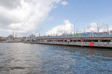 Karaköy, İstanbul, Türkiye. 14 Temmuz 2022 İstanbul eski şehir manzarası Temmuz ve yaz sezonunda gezgin ve turistler için Karaköy Meydanı 'ndan.