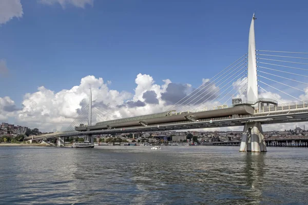 Persembepazari, Karakoy, İstanbul, Türkiye. 13 Temmuz 2022 Karakol Persembe Pazari kıyı şeridi. Haliç ve İstanbul, tarihi ve modern yapılarıyla kıyı şeridinden eski şehir manzarası.