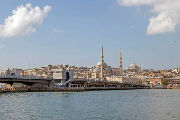 Persembepazari, Karakoy, İstanbul, Türkiye. 13 Temmuz 2022 Karakol Persembe Pazari kıyı şeridi. Haliç ve İstanbul, tarihi ve modern yapılarıyla kıyı şeridinden eski şehir manzarası.