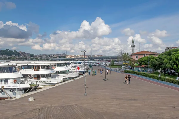 Persembepazari, Karakoy, İstanbul, Türkiye. 13 Temmuz 2022 Karakol Persembe Pazari kıyı şeridi. Haliç ve İstanbul, tarihi ve modern yapılarıyla kıyı şeridinden eski şehir manzarası.