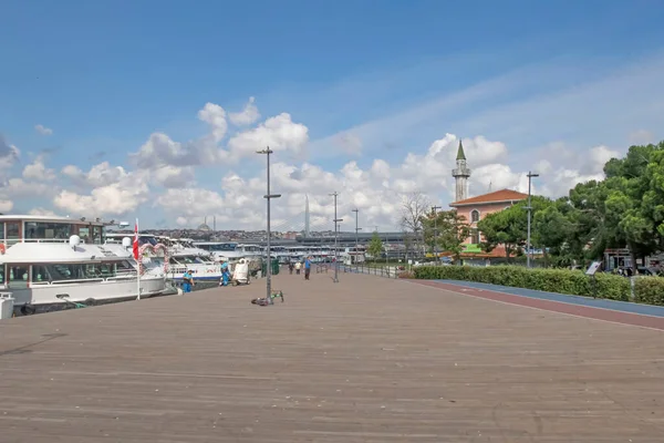 Persembepazari, Karakoy, İstanbul, Türkiye. 13 Temmuz 2022 Karakol Persembe Pazari kıyı şeridi. Haliç ve İstanbul, tarihi ve modern yapılarıyla kıyı şeridinden eski şehir manzarası.