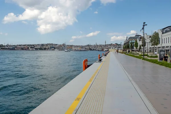 Türkiye, İstanbul. 13 Temmuz 2022 İstanbul 'un yeni limanı Galataport. İstanbul ve Boğaz yaz mevsiminde gemi limanından. 