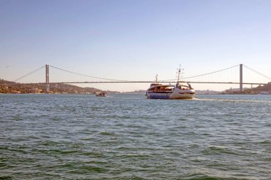 Boğaz, İstanbul, Türkiye. 16 Temmuz 2022. İstanbul Asya kıtasındaki Kuleli sahilinden İstanbul 'a yaz mevsiminde İstanbul Boğazı manzarası.