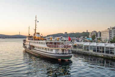 İstanbul, Türkiye. 27 Temmuz 2022. İstanbul 'daki deniz taşımacılığının sembolü. Şehir feribotu. Sabah erkenden Eminonu rıhtımındaki feribot..