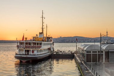 İstanbul, Türkiye. 27 Temmuz 2022. İstanbul 'daki deniz taşımacılığının sembolü. Şehir feribotu. Sabah erkenden Eminonu rıhtımındaki feribot..