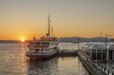 İstanbul, Türkiye. 27 Temmuz 2022. İstanbul 'daki deniz taşımacılığının sembolü. Şehir feribotu. Sabah erkenden Eminonu rıhtımındaki feribot..