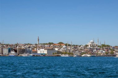 İstanbul 'da deniz taşımacılığının sembolü olan İstanbul feribotu ile İstanbul Boğazı' nın muhteşem manzarası..