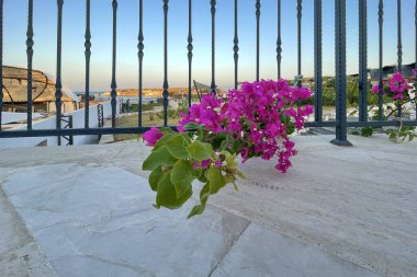 Alacati, İzmir, Türkiye. 24 Temmuz 2022. Zigana tatil beldesi Alacati yaz sezonunda Türkiye 'nin İzmir kentinde dış görünüş