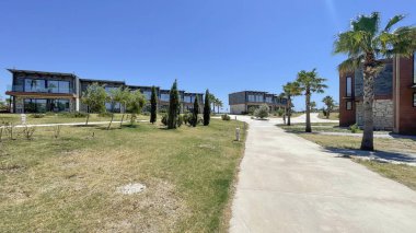 Alacati, İzmir, Türkiye. 24 Temmuz 2022. Zigana tatil beldesi Alacati yaz sezonunda Türkiye 'nin İzmir kentinde dış görünüş