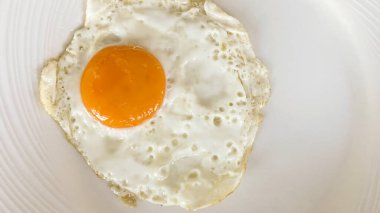 Kahvaltı için çırpılmış yumurta hazır.