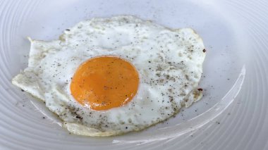 Kahvaltı için çırpılmış yumurta hazır.