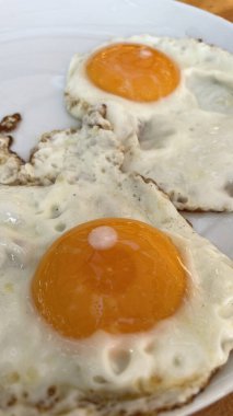 Kahvaltı için çırpılmış yumurta hazır.