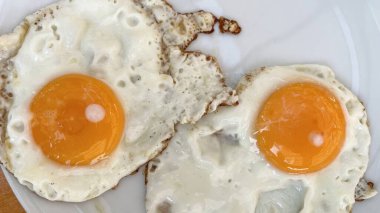 Kahvaltı için çırpılmış yumurta hazır.