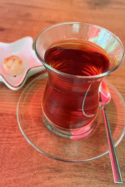 伝統的なトルコ茶をグラスカップに入れて — ストック写真