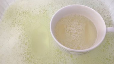 Bardağı bulaşık deterjanıyla kapat.