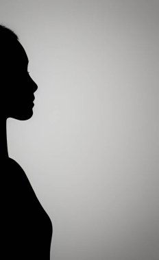 Yan profilde yakın plan insan silueti