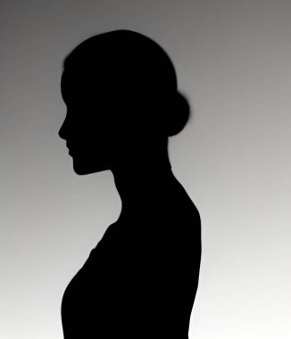 Yan profilde yakın plan insan silueti