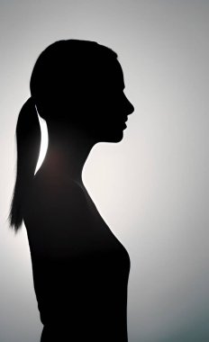 Yan profilde yakın plan insan silueti