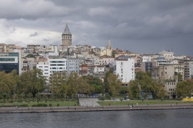 Golden Horn, istanbul, Türkiye. Sonbahar mevsiminde Golden Horn metro köprüsünün manzarası ve gezginler ve turistler için bulutlu bir gün..