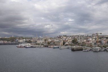 Golden Horn, istanbul, Türkiye. Sonbahar mevsiminde Golden Horn metro köprüsünün manzarası ve gezginler ve turistler için bulutlu bir gün..