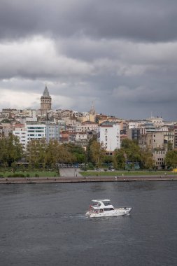 Golden Horn, istanbul, Türkiye. Sonbahar mevsiminde Golden Horn metro köprüsünün manzarası ve gezginler ve turistler için bulutlu bir gün..