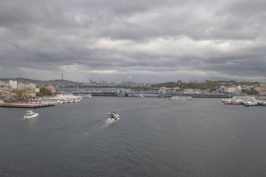 Golden Horn, istanbul, Türkiye. Sonbahar mevsiminde Golden Horn metro köprüsünün manzarası ve gezginler ve turistler için bulutlu bir gün..