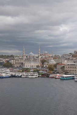 Golden Horn, istanbul, Türkiye. Sonbahar mevsiminde Golden Horn metro köprüsünün manzarası ve gezginler ve turistler için bulutlu bir gün..