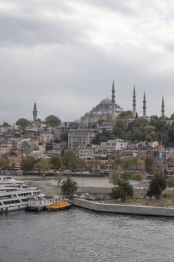 Golden Horn, istanbul, Türkiye. Sonbahar mevsiminde Golden Horn metro köprüsünün manzarası ve gezginler ve turistler için bulutlu bir gün..