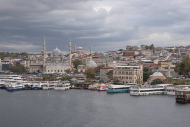 Golden Horn, istanbul, Türkiye. Sonbahar mevsiminde Golden Horn metro köprüsünün manzarası ve gezginler ve turistler için bulutlu bir gün..
