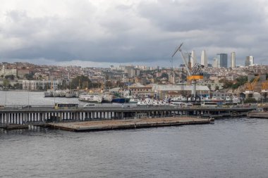 Golden Horn, istanbul, Türkiye. Sonbahar mevsiminde Golden Horn metro köprüsünün manzarası ve gezginler ve turistler için bulutlu bir gün..